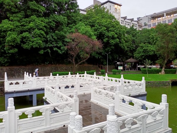 《細雨霏霏的碧湖公園環湖步道》1433555