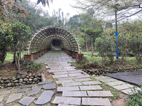 五股御史路旗竿湖的固結土步道、石砌土地公、獨角仙生態步道、旗竿湖農場木棧道