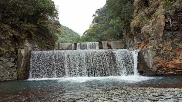 溯溪探秘於雲海野溪溫泉