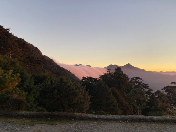 #奇萊南峰，海拔標高3358m#五星級豪華山屋_天池山莊 #天池山莊的紫色雲海、藍綠天空、皎潔明月2366273
