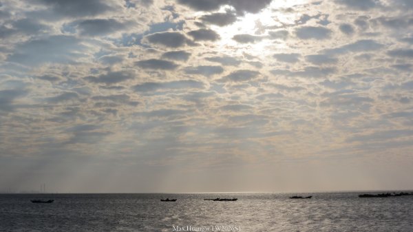 《彰化》海空夕照｜王功燈塔及芳苑海空步道健行賞冬候鳥202601102980328