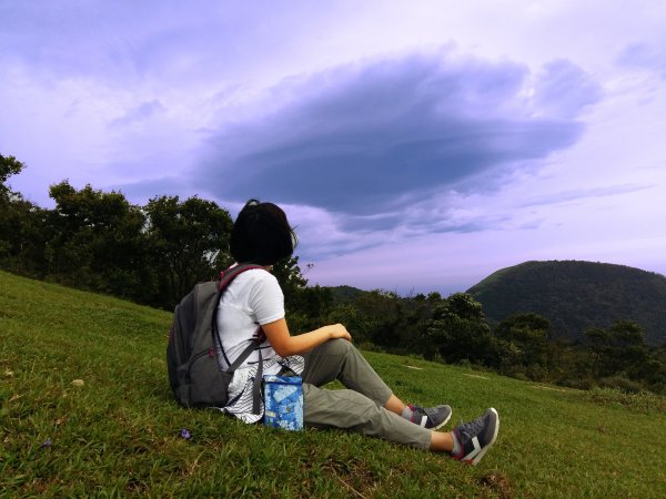 飛碟雲相伴。草原古道祕境封面