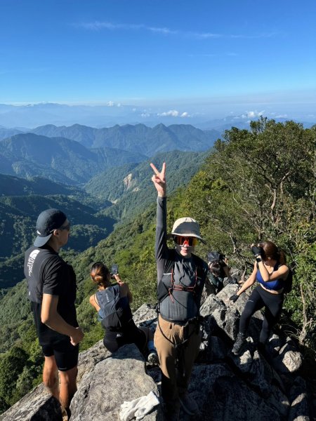 鳶嘴山-稍來山O型縱走(中級山 / 小百岳) 刺激攀岩。山嵐繚繞。傳神小象。杉樹林群。2583540