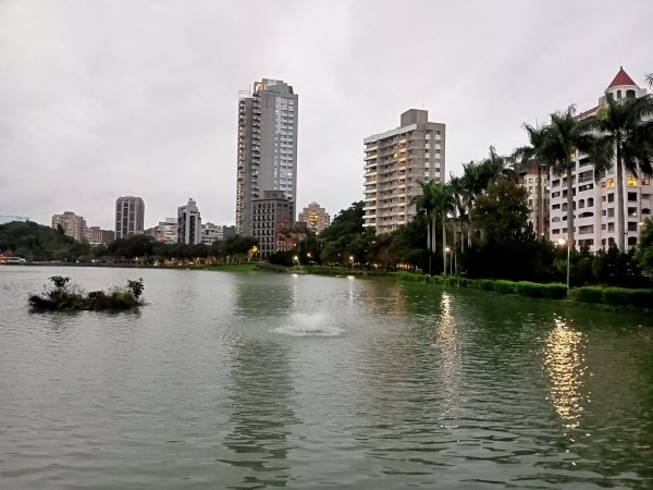 波光粼粼的碧湖公園環湖步道【看健臺灣】