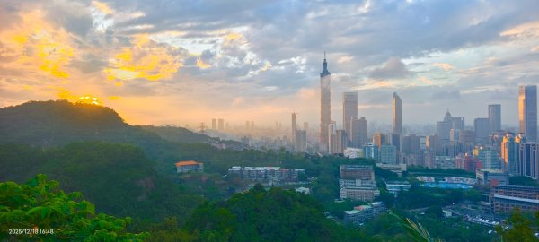 #天空之城 #穿雲箭 #虎山峰 #夕陽 #火燒雲 #夜景 #101大樓 12/182964818