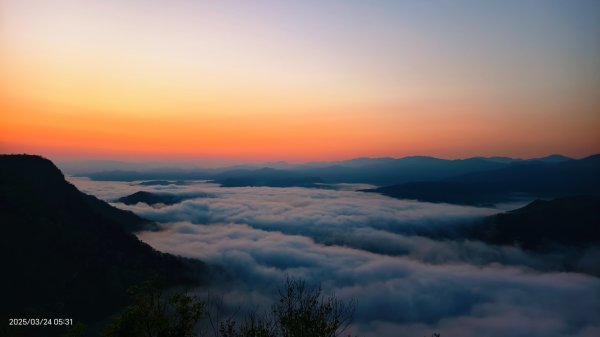 #翡翠水庫壩頂 #月亮雲海 #日出雲海 #日月同框 #石碇雲海 3/242744171