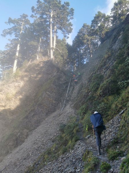 近臨雲海滿佈的干卓萬群峰-10/9~111139195