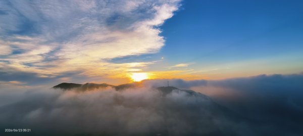 #大屯山 #日出 #雲海 #火燒雲 #霞光 #青斑鳳蝶 #青帶鳳蝶 #臺灣粉蝶 6/233078169