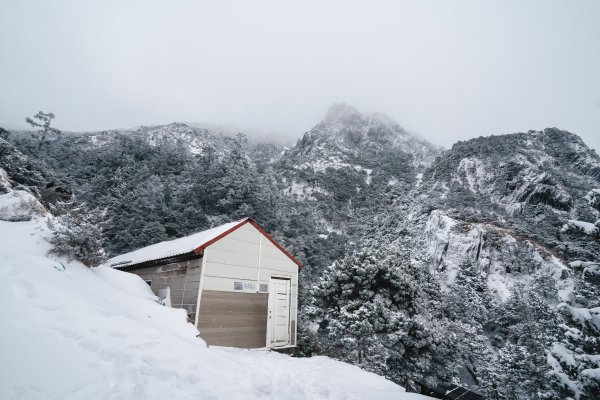 【攝野紀】雪中八通關封面