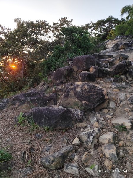 【臺北大縱走 5】碧山巖→忠勇山越嶺步道→金龍產業道路→圓明寺步道→鄭成功廟→潛園→格物台→劍潭古寺2959037