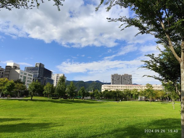 璀璨耀眼的夜景 - 大直美麗華、大稻埕、大港墘公園【臺北健走趣】【健走複利】2604627