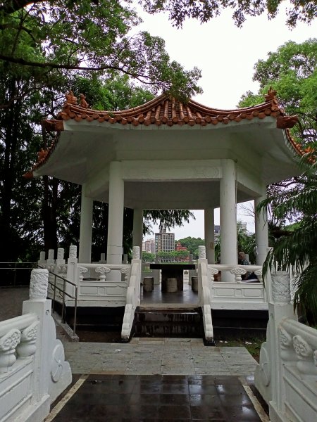 《細雨霏霏的碧湖公園環湖步道》1433553