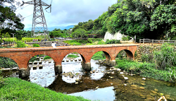 清水坑古道群，伙房崎古道，打牛崎古道，林埤古道，大平紅橋，挑擔細路，石門大圳，石管局大草坪，三坑老街，三坑自然生態公園，龍潭運動公園