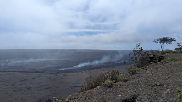 沒噴火只冒煙的夏威夷大島火山國家公園