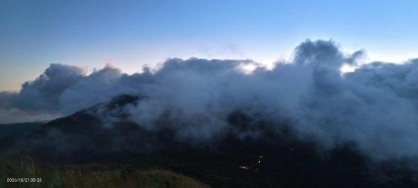 #大屯山 #日出 #雲瀑 #過山雲 #雲端的男人 10/213137736