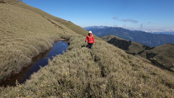 雪艷時刻漫步山稜雲端的合歡小群峰1683857