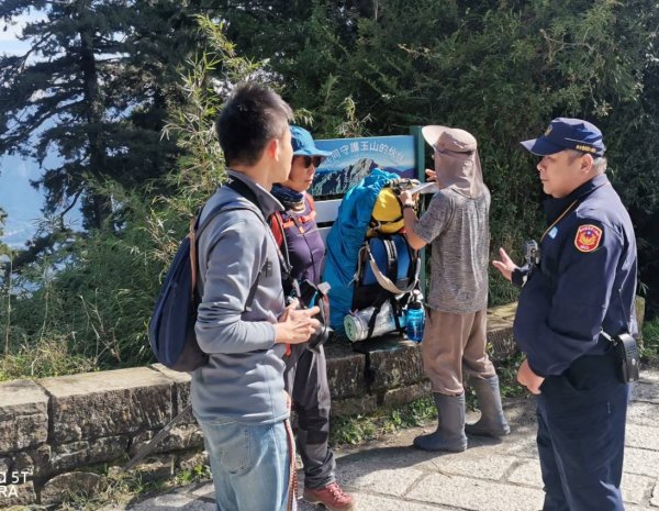【新聞】任意攀登玉山主峰或宿營 玉管處上周已開罰13人