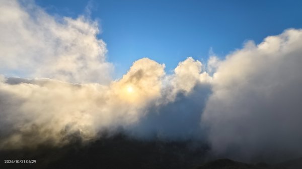 #大屯山 #日出 #雲瀑 #過山雲 #雲端的男人 10/213137743