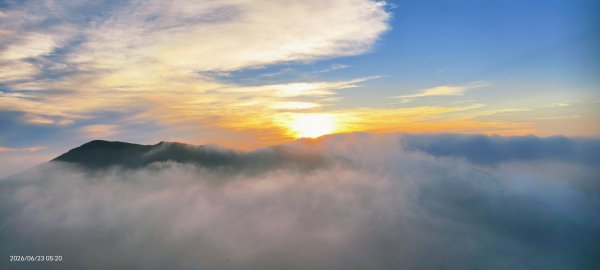 #大屯山 #日出 #雲海 #火燒雲 #霞光 #青斑鳳蝶 #青帶鳳蝶 #臺灣粉蝶 6/233078163