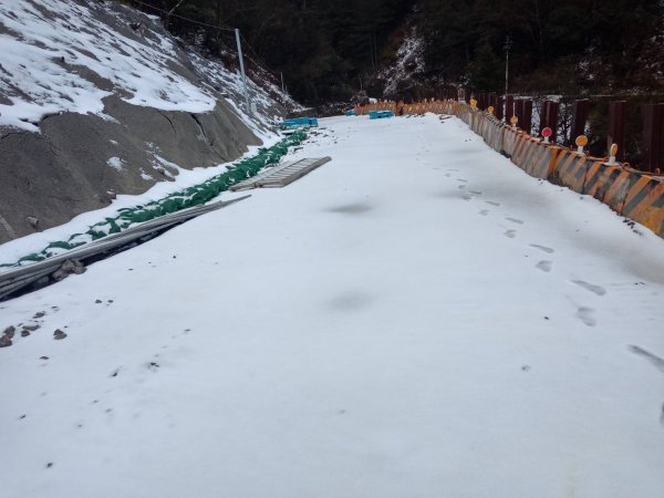 【新聞】台8線109~112大禹嶺路段，今(13)日山區低溫降雨(雪)夾冰霰限加掛雪鍊通行。