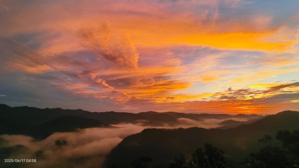 北宜郊山之濫觴 #琉璃光 #火燒雲 #日出 #雲海 6/172813718
