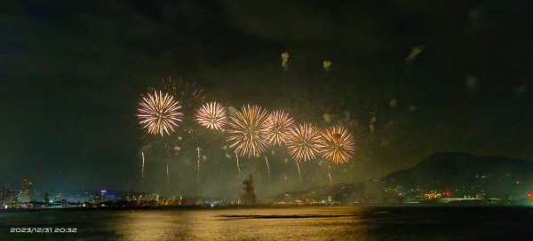 Happy New Year 2024 漁人碼頭跨年焰火 （手機手持拍攝）2390871