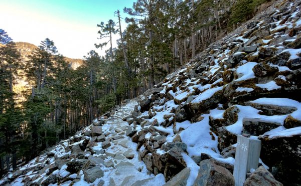 雪山薄雪輕健行1585788