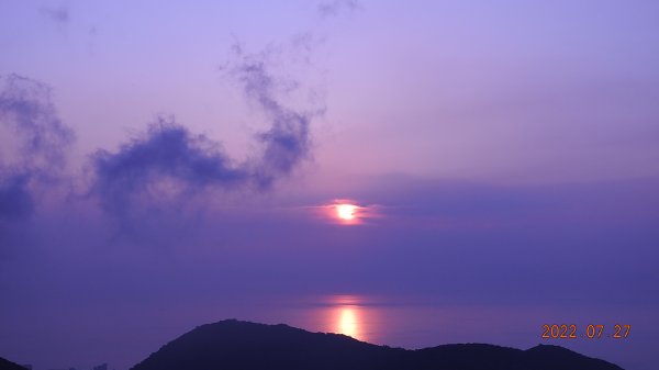 山中何所有，嶺上多白雲。只可自怡悅，不堪持贈君。1779656