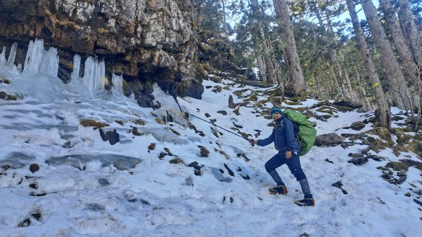 雪山下翠池2421098