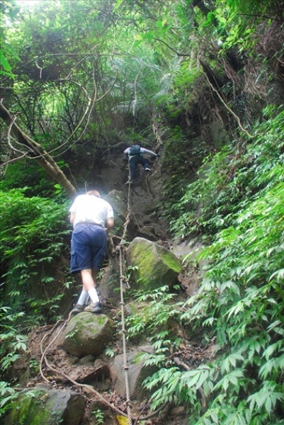 【新聞】南港山攀岩 80度峭壁摔下亡