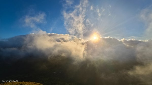 #大屯山 #日出 #雲瀑 #過山雲 #雲端的男人 10/213137744