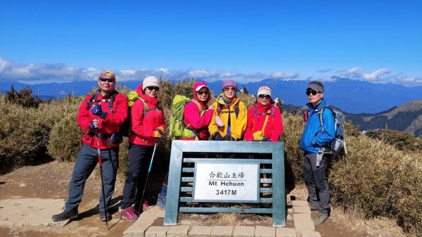 雪艷時刻漫步山稜雲端的合歡小群峰1683852