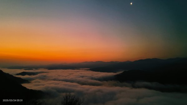 #翡翠水庫壩頂 #月亮雲海 #日出雲海 #日月同框 #石碇雲海 3/242744175