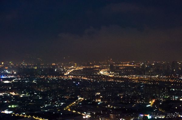 青龍嶺到大棟山，觀桃園落日，賞台北夜景封面