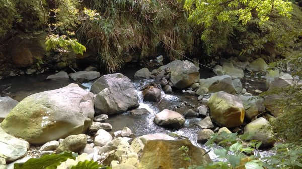 溪水潺涓的半嶺水圳步道、硫氣氤氳的龍鳳谷890886