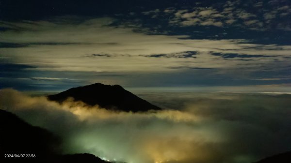 跟著雲海達人山友追雲趣 #大屯山 #琉璃光雲海 6/82518719