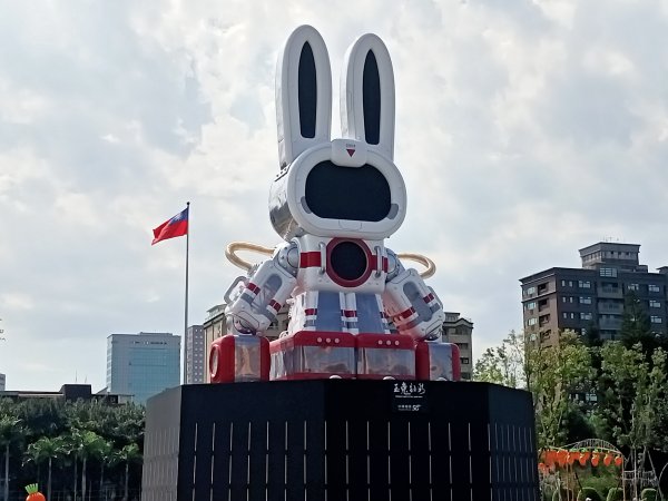 台北信義商圈步道尋寶趣、國父紀念館&忠孝東路四段賞花燈【齊心鞋力尋寶去】