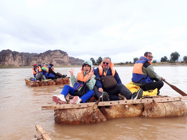 寧夏, 黃河石林景區, 乘坐傳統的羊皮筏子漂流黃河