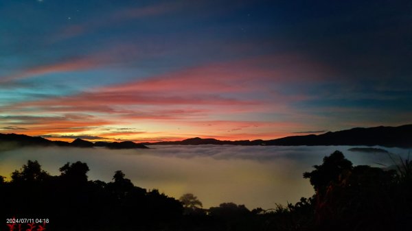 坪林南山寺 #星空夜景  #火燒雲   #紫薇雲海 #霧虹觀音圈 #曙光日出 7/112548702