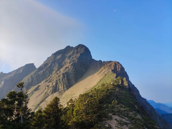 終於看到1000元背面的山景登頂玉山北峰／前峰2495929