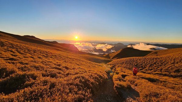 #奇萊南峰，海拔標高3358m#五星級豪華山屋_天池山莊 #天池山莊的紫色雲海、藍綠天空、皎潔明月2366368