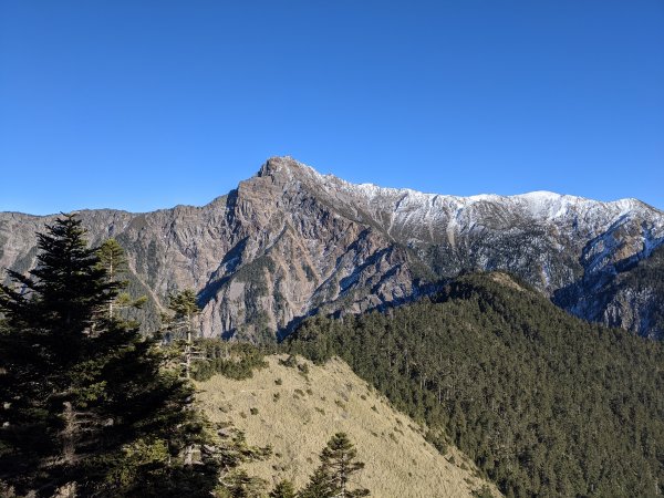 玉山北峰氣象站眺望雪白玉山1313004