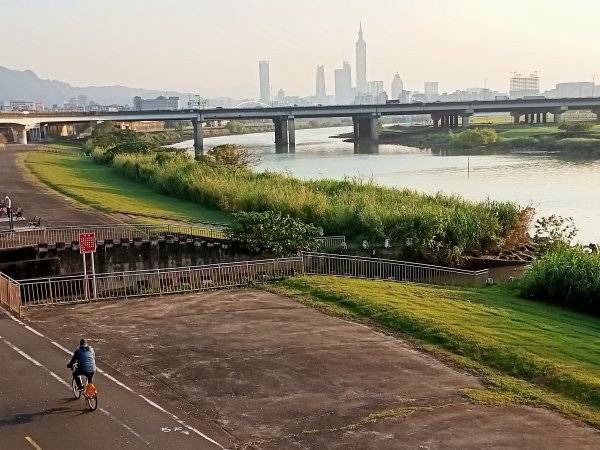 黃昏漫步基隆河右岸【齊心鞋力向前走】