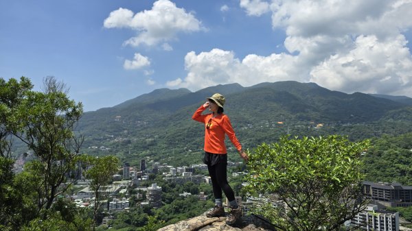 台北必訪步道，輕鬆好走的網美步道，軍艦岩步道，奇特地質景觀，360度無敵展望，特殊雪白巨岩。2788872