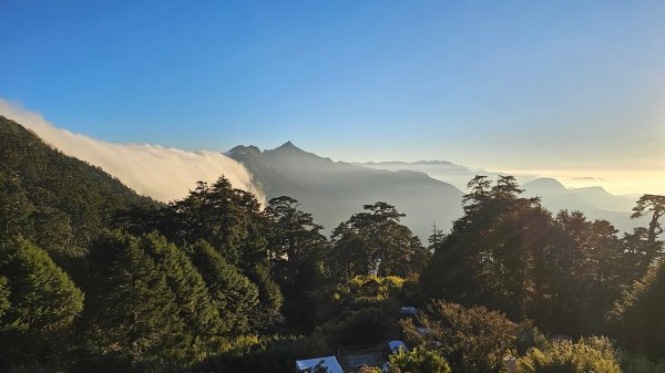 #奇萊南峰，海拔標高3358m#五星級豪華山屋_天池山莊 #天池山莊的紫色雲海、藍綠天空、皎潔明月2366383