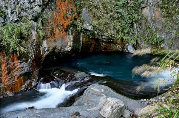 【南投】紅香部落帖比倫瀑布峽谷--奇岩絕壁與噴射飛瀑的五彩幻境