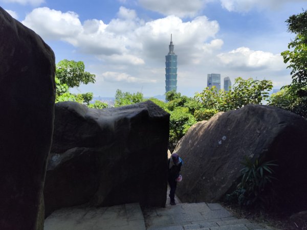 象山公園→六巨石→象山峰→拇指山頂峰登山口→南港山南峰→南港山→九五峰→中華科技大學【臺北大縱走6】2556111