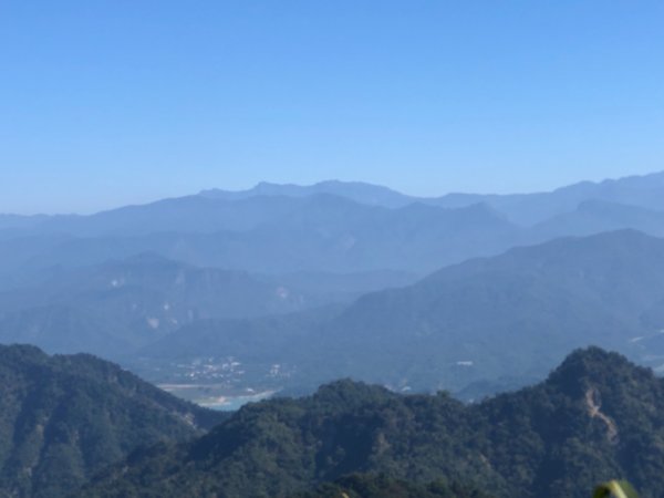 台南市東山區獅額山，峰頂有一涼亭，海拔801公尺，無基石。1917577