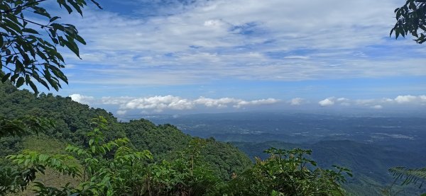 遠望的鵝公髻山步道，細雨而來1747335