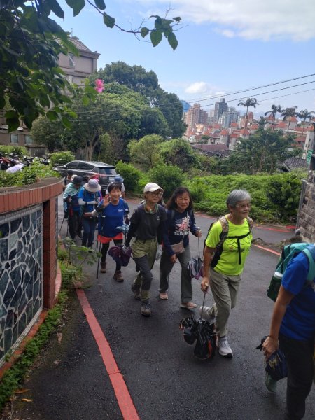 天母→猴洞→半嶺→第二展望臺→湖底步道→湖山國小步道→湖山綠地→前山公園→白雲瀑布【發現陽明山】2633824